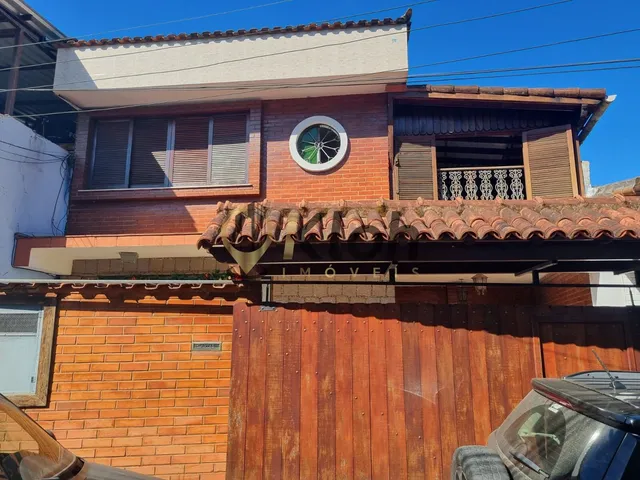 Imagem: A casa possui 5 Dormitórios, 2 Suítes, 2 Banheiros, 2