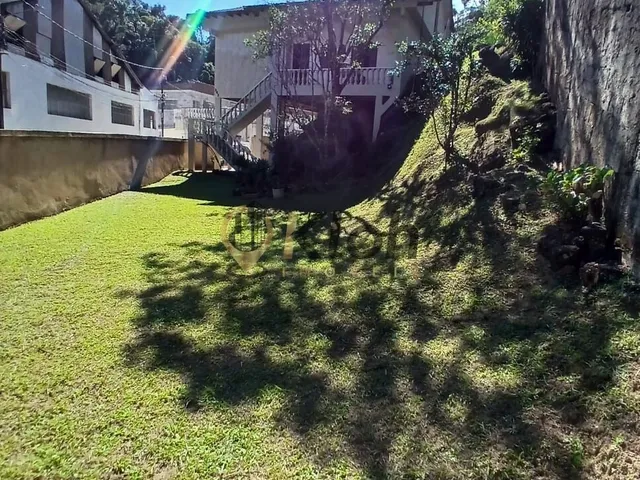 Imagem: A casa possui 2 Dormitórios, 2 Banheiros, 4 Vagas na