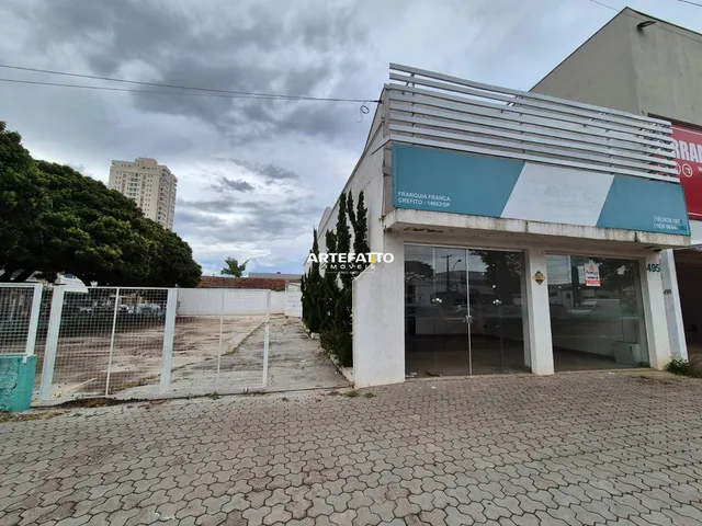 Imagem: A loja possui 3 Banheiros, 20 Vagas na garagem, 402m² de