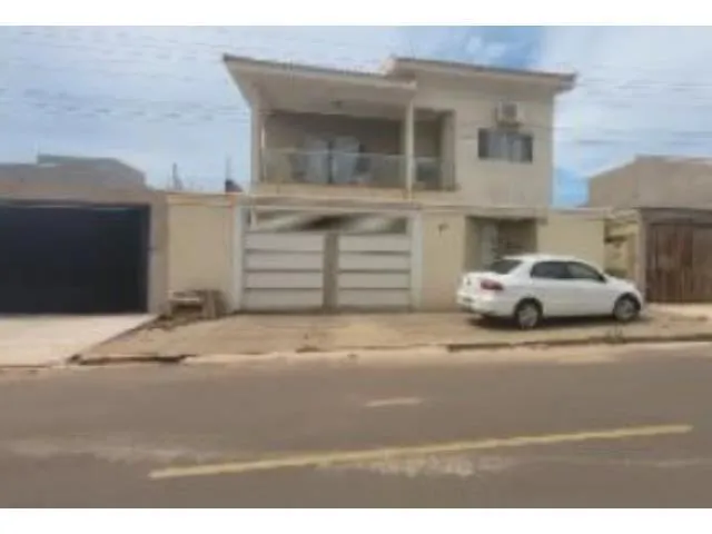 Imagem: A casa possui 4 Dormitórios, 3 Banheiros, 1 Vaga na garagem