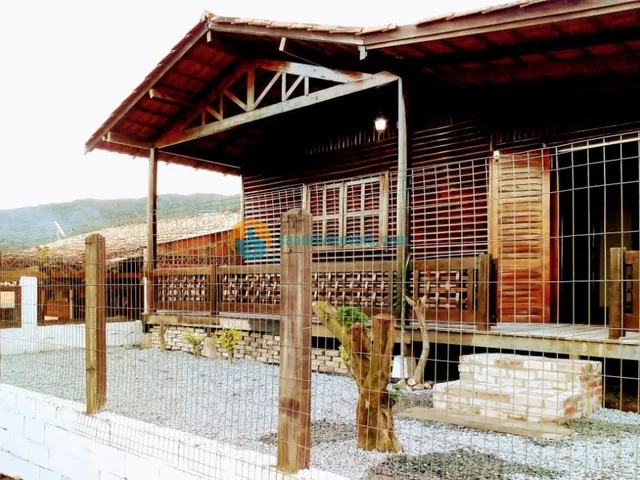 Imagem: Casa de Esquina À Venda em Bombas!