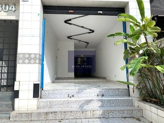 Imagem: A loja possui 2 Banheiros, 2 Vagas na garagem, 220m² de