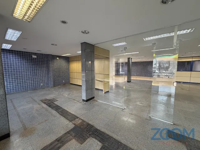 Imagem: A loja possui 3 Banheiros, 384m² de Área e está