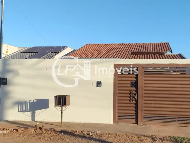 Imagem: A casa possui 3 Dormitórios, 2 Banheiros, 2 Vagas na