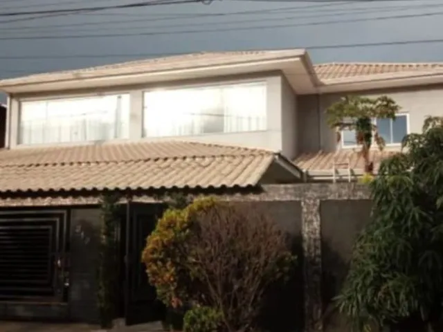 Imagem: A casa possui 5 Dormitórios, 2 Suítes, 4 Banheiros, 3