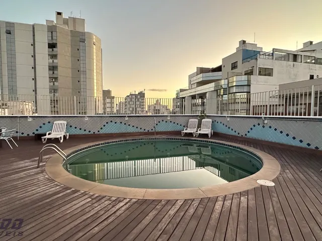 Imagem 2: Exclusividade e Sofisticação a Um Passo do Mar da Praia da Areia Preta, Centro