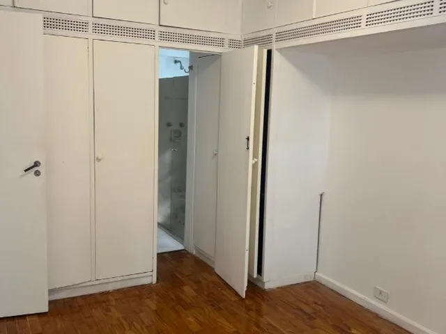 Imagem 3: Itaim - Locação - Com uma planta quadrada, este apartamento conta com 2 quartos, sendo
