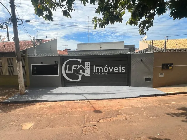 Imagem: A casa possui 2 Dormitórios, 1 Suíte, 2 Banheiros, 4