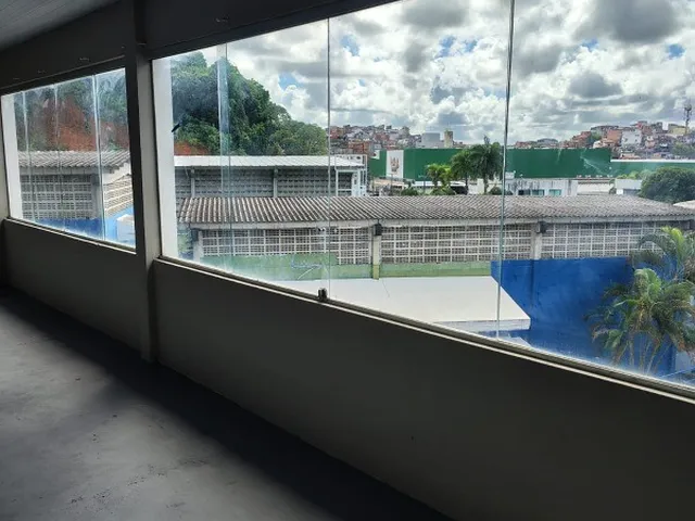 Imagem: Galpão medindo 102 m², com salão amplo