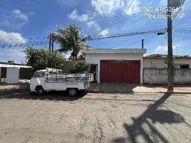 Imagem: A casa possui 3 Dormitórios, 2 Banheiros, 2 Vagas na