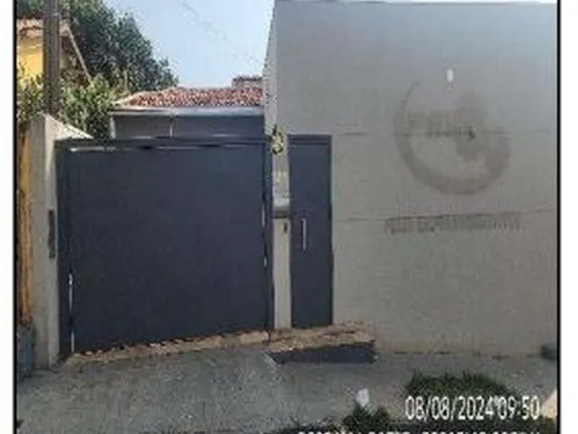 Imagem: A casa possui 3 Dormitórios, 2 Banheiros, 1 Vaga na