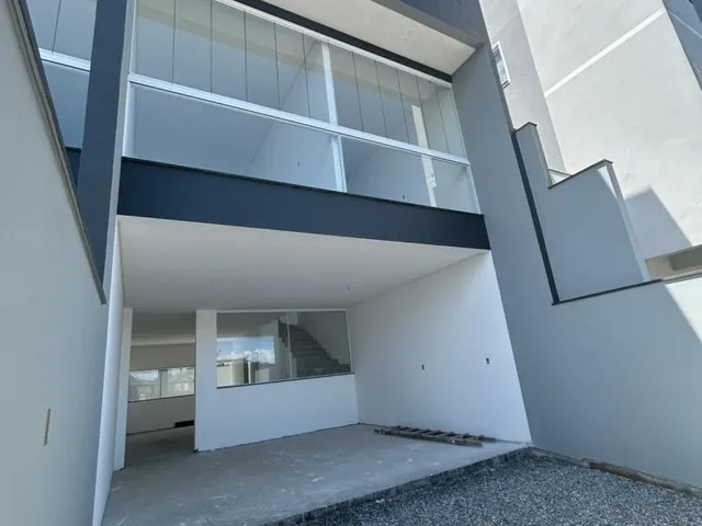 Imagem 2: Sobrado de Alto Padrão à Venda em Navegantes-SC, Bairro Gravatá 3 Quartos sendo 1