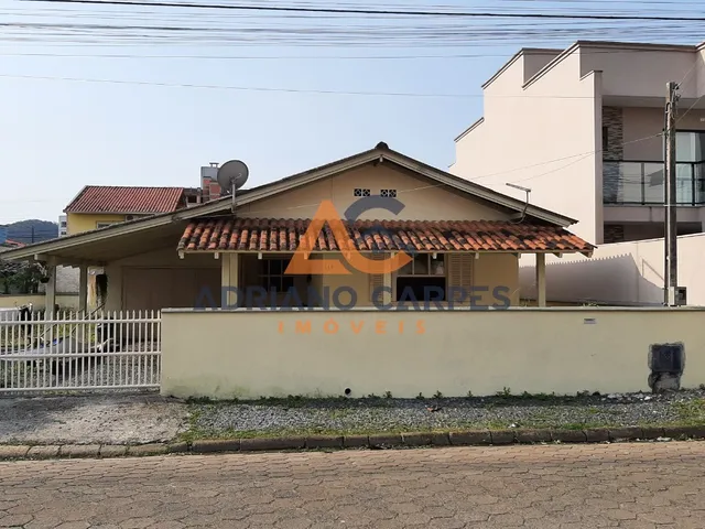 Imagem: Adriano Carpes Imóveis vende casa AVERBADA