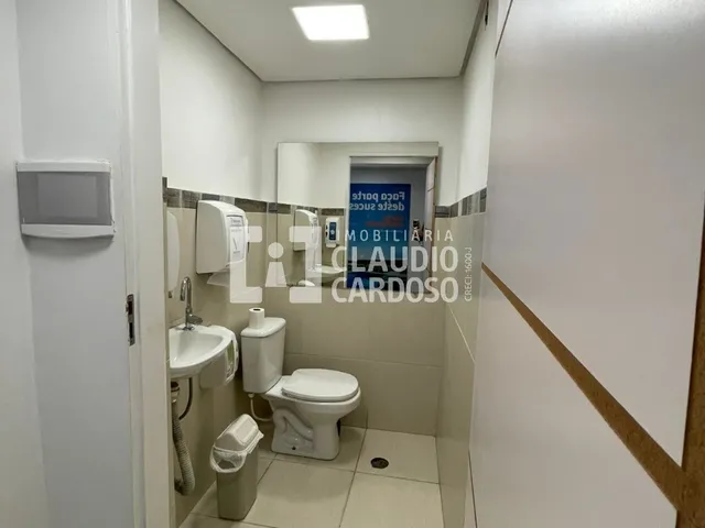 Imagem 10: Aluga-se excelente ponto comercial com térreo e primeiro andar, situado em localização