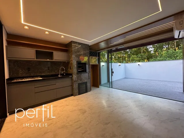 Imagem 2: Casa à venda em Joinville-SC, bairro Jardim Sofia: 3 quartos, 3 suítes, 3 salas, 4