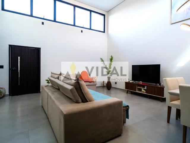 Imagem: A casa possui 3 Dormitórios, 1 Suíte, 4 Vagas na garagem,