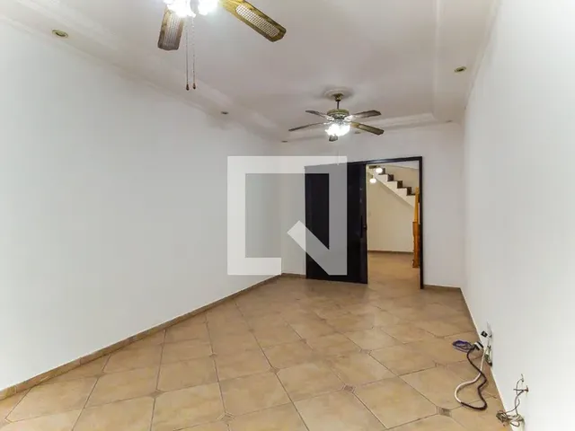Imagem: A casa possui 3 Dormitórios, 1 Suíte, 3 Banheiros, 2