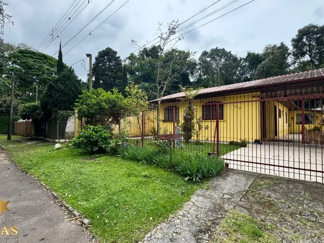 Imagem: Espaçosa casa à venda em Curitiba-PR