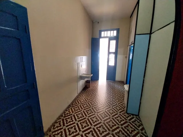 Imagem 4: PC2412) Um Prédio Comercial medindo 1000m²