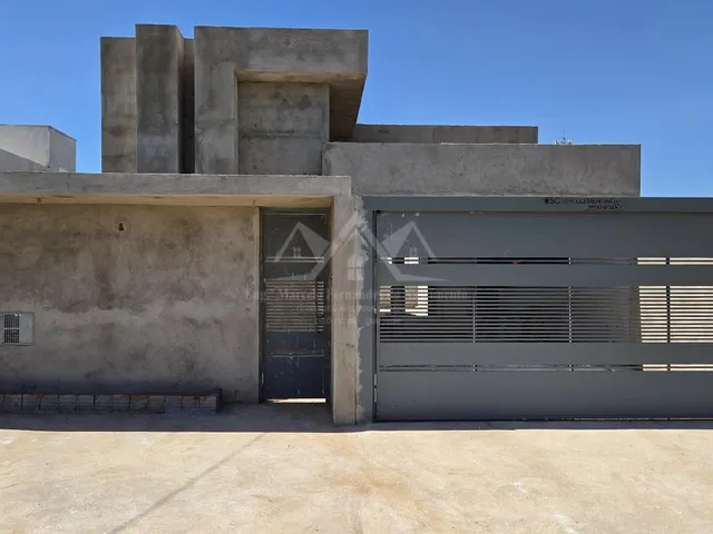 Imagem: A casa possui 3 Dormitórios, 1 Suíte, 2 Banheiros, 2