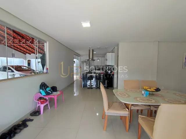 Imagem: A casa possui 3 Dormitórios, 1 Suíte, 3 Banheiros, 5