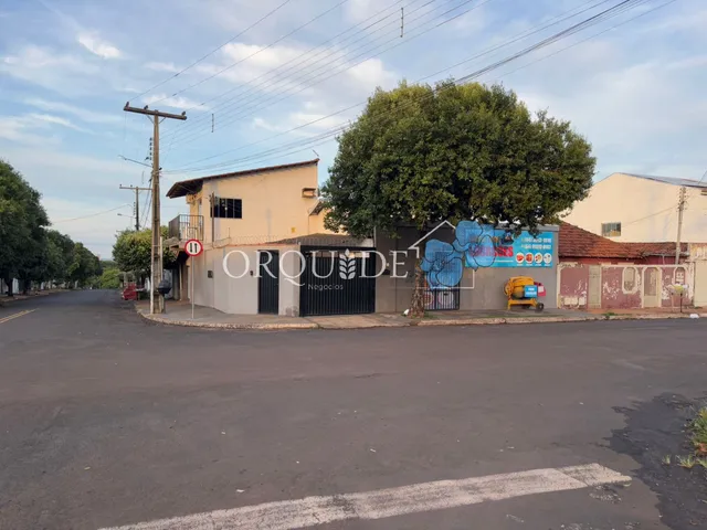 Imagem: A casa possui 3 Dormitórios, 1 Suíte, 1 Banheiro, 4 Vagas