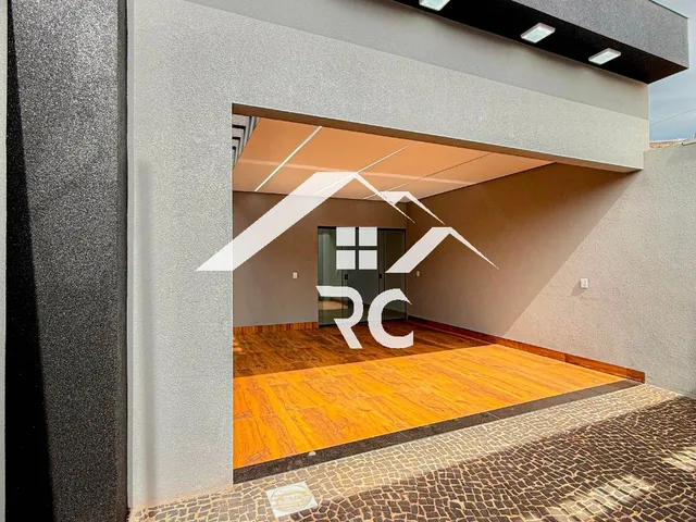 Imagem: A casa possui 3 Dormitórios, 1 Suíte e está localizado em