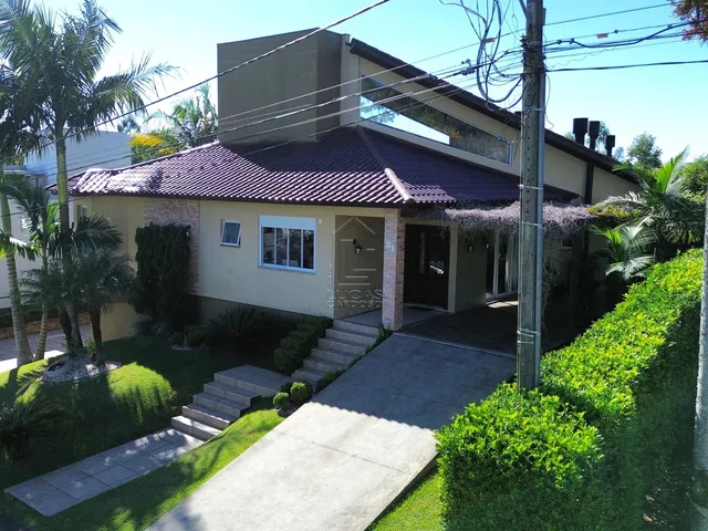 Imagem: A casa possui 6 Dormitórios, 1 Suíte, 3 Banheiros, 2