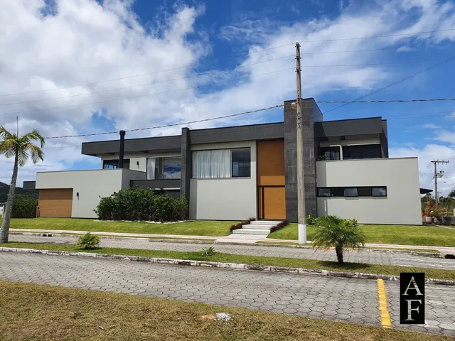 Imagem: A casa possui 4 Dormitórios, 3 Suítes, 3 Banheiros, 2