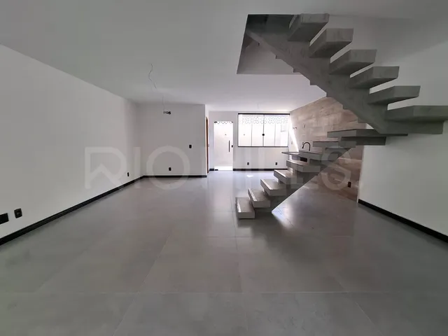 Imagem: A casa possui 4 Dormitórios, 3 Suítes, 5 Banheiros, 2