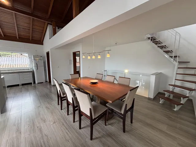 Imagem: Casa para Venda em Sambaqui com 4 Quartos