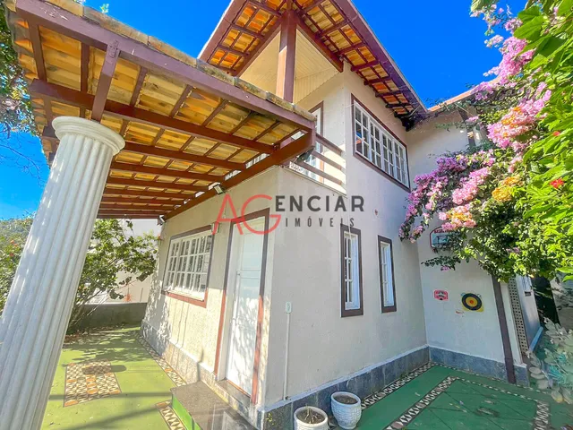 Imagem: A casa possui 3 Dormitórios, 2 Suítes, 4 Banheiros, 227m²