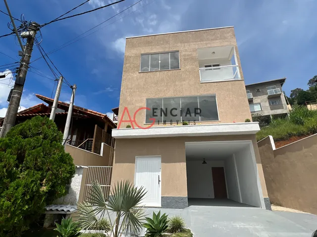 Imagem: A casa possui 4 Dormitórios, 1 Suíte, 3 Banheiros, 372m²