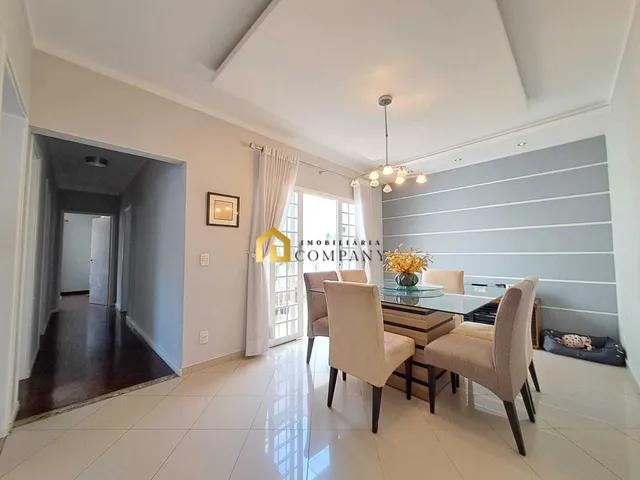 Imagem: A casa possui 4 Dormitórios, 1 Suíte, 2 Banheiros, 3