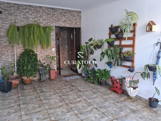 Imagem: A casa possui 3 Dormitórios, 1 Suíte, 2 Banheiros, 2