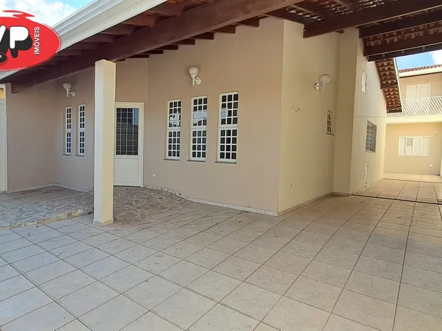 Imagem: A casa possui 4 Dormitórios, 1 Suíte, 3 Banheiros, 4