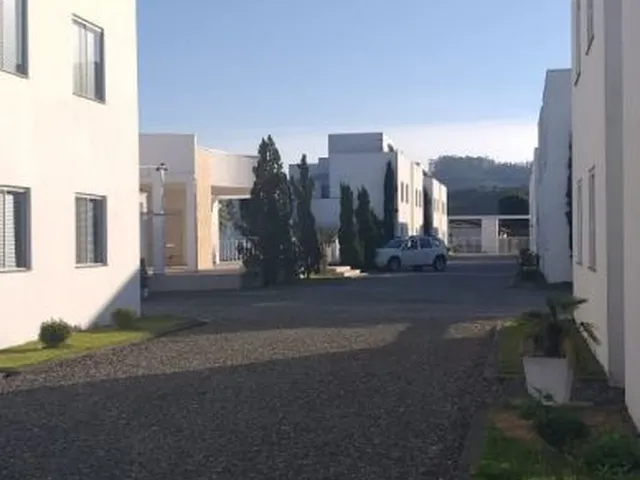 Imagem 3: Casa 01 Suíte + 02 Quartos - Semi-Mobiliada - Condomínio com Piscina