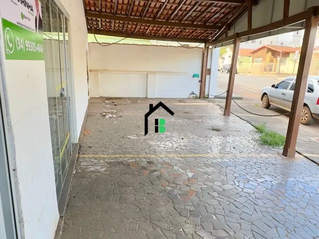Imagem 2: Casa comercial no centro, 3 quartos, 2 salas, 2 vagas de garagem