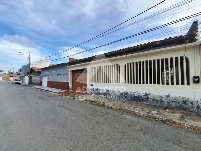Imagem: A casa possui 3 Dormitórios, 1 Suíte, 3 Banheiros, 2