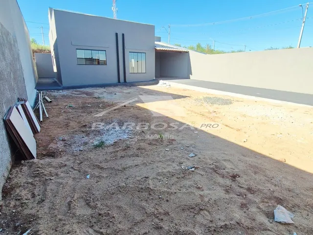 Imagem: Casa com 3 quartos em lote inteiro á venda