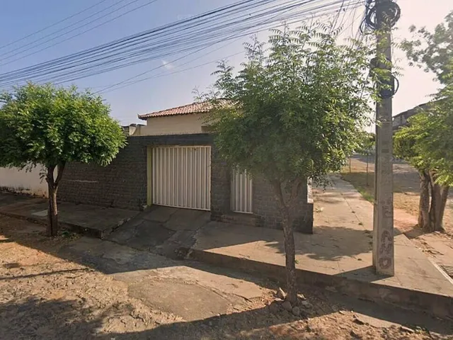 Imagem: A casa possui 3 Dormitórios, 2 Banheiros, 297m² de Área