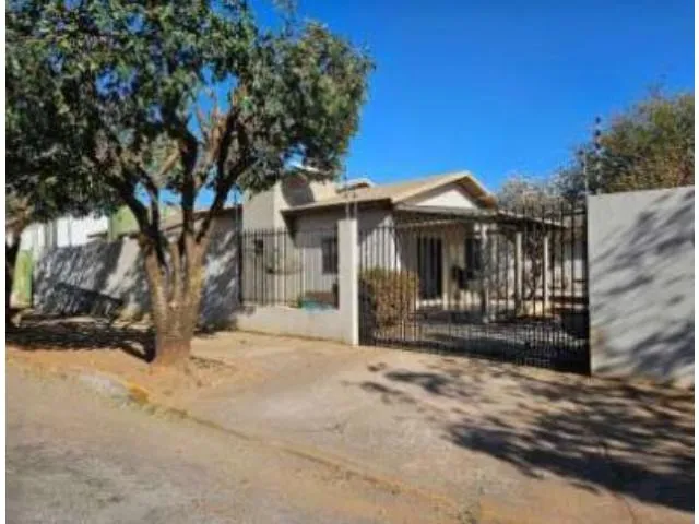 Imagem: A casa possui 6 Dormitórios, 2 Banheiros, 1 Vaga na garagem