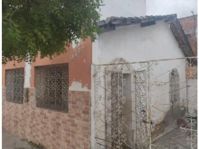 Imagem: A casa possui 2 Dormitórios, 1 Banheiro, 195m² de Área, 52m²