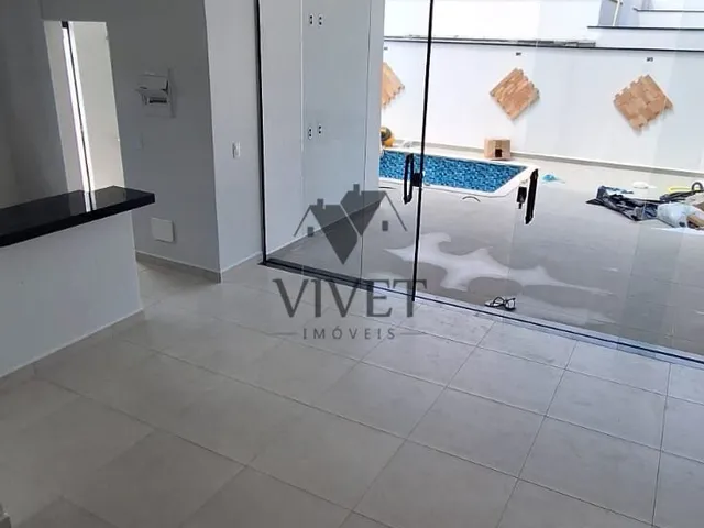 Imagem: A casa em condomínio possui 3 Dormitórios, 3 Suítes, 4