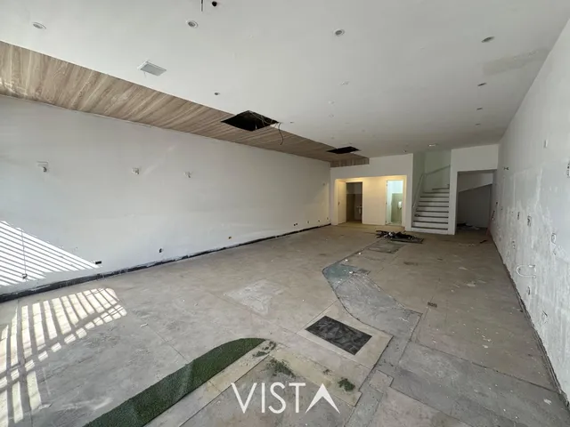 Imagem: A loja possui 4 Banheiros, 2 Vagas na garagem, 180m² de