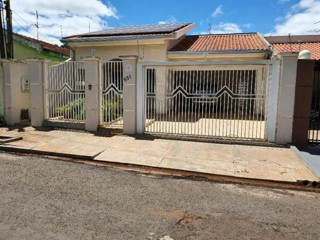 Imagem: A casa possui 3 Dormitórios, 4 Banheiros, 1 Vaga na