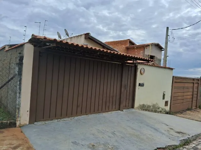 Imagem: A casa possui 3 Dormitórios, 3 Banheiros, 265m² de Área,