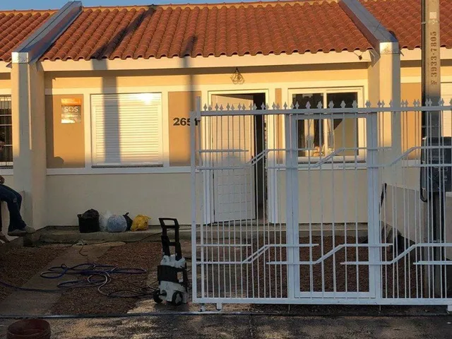 Imagem: A casa possui 2 Dormitórios, 1 Banheiro, 2 Vagas na