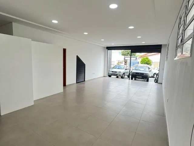 Imagem: A loja possui 2 Banheiros, 2 Vagas na garagem, 60m² de