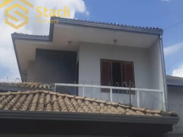 Imagem: A casa possui 3 Dormitórios, 1 Suíte, 3 Banheiros, 3